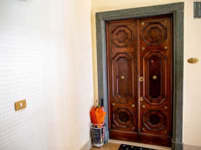 ...che regalano luce anche alle porte in legno degli appartamenti, quest�ultime finemente lavorate con motivi ottagonali ed elementi dorati